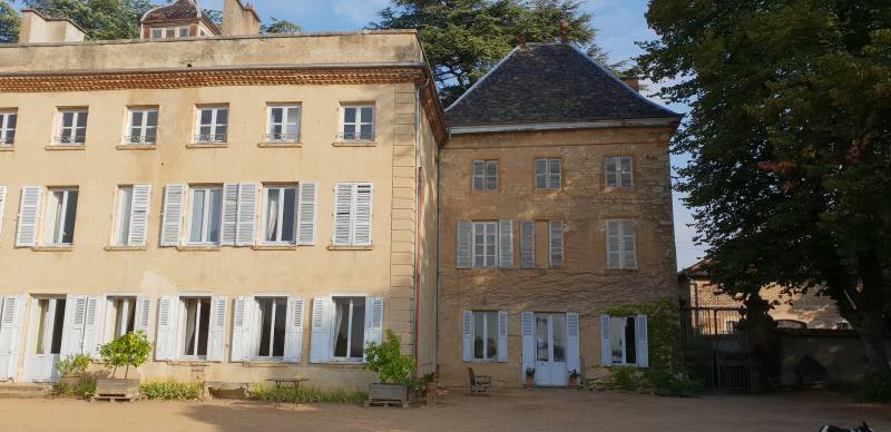 Rénovation au chateau de l'ensemble des fenêtres avec volet intérieur à ARAS dans le BEAUJOLAIS