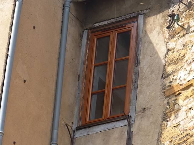 Pose de fenetre en bois exotique avec petit bois rapporté sur maison à Misérieux près de TREVOUX DANS L'AIN